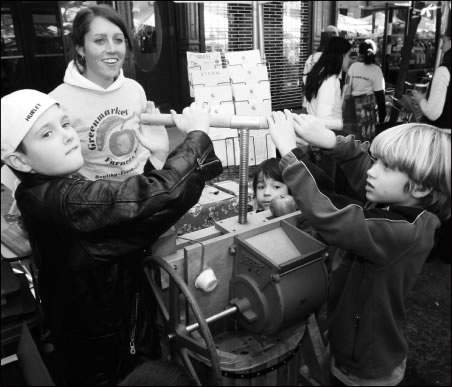 Kids are pressed into action on Apple Day 1 applepress-2008-10-28_z