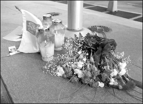 Porters mourn Polish tragedy 1 fleurs-2010-04-27_z
