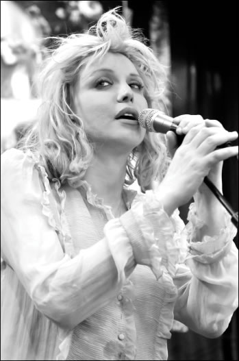 Hole lotta Love at Best Buy 1 court-2010-05-18_z