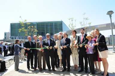 Peter-Minuit-ribbon-cutting-color