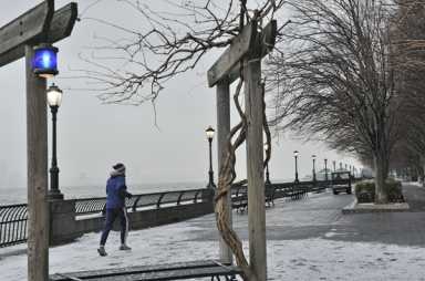 DSC_2920BPCEsplanadeSnowFeb82013CUFFF