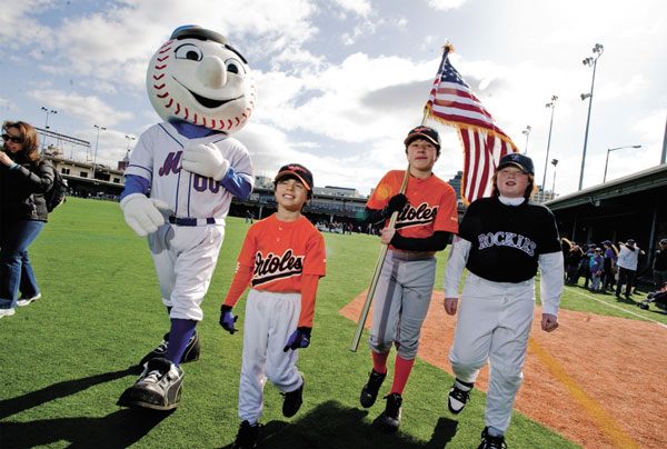  Mr. Met and a trio of Little Leaguers proudly ushered in the colors on Pier 40 at Greenwich Village Little League’s opening day in 2010. Photo by William Alatriste / NYC Council