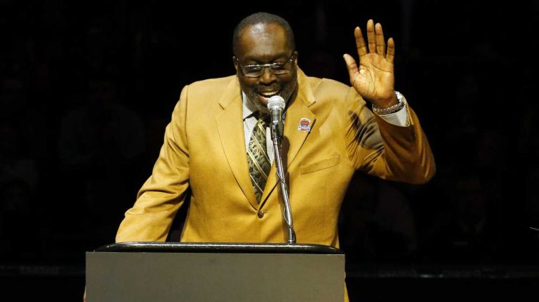 Earl Monroe speaks on behalf of the 1973 Knicks championship team during a halftime ceremony. (April 5, 2013)