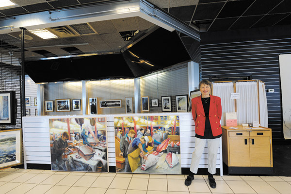 Fulton Fish Market artist returns to the Seaport 1 Downtown Express photo by Terese Loeb Kreuzer Naima Rauam’s gallery on Pier 17 showcases her Seaport art.