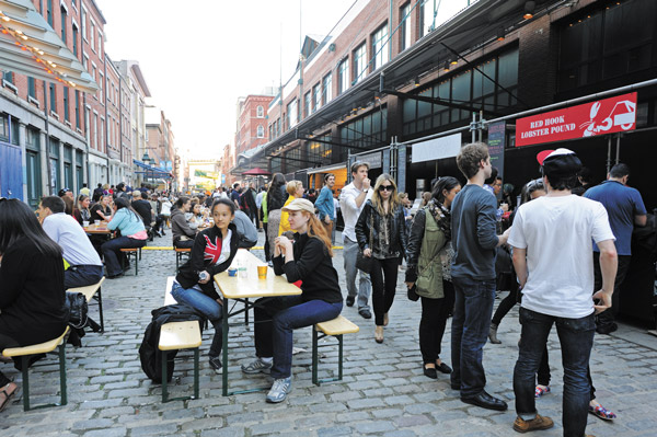 New vendors draw crowds to most of Seaport 4 Downtown Express photos by Terese Loeb Kreuzer Parts of the South Street Seaport were crowded Sunday with people visiting new food vendors, but the area near Pier 17 did not see much traffic.