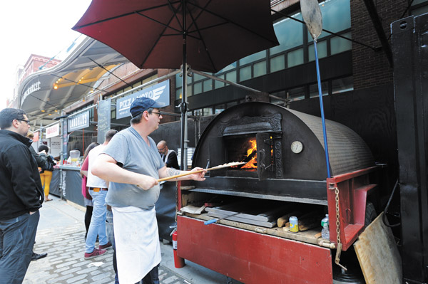 New vendors draw crowds to most of Seaport 5 DSC_0791SouthStSeaportFrontStPizzaMay262013AAA