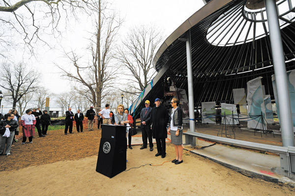 Downtown Express photo by Terese Loeb Kreuzer Battery Park’s high-tech SeaGlass carousel, which is opening in the fall, was topped off April 18. 