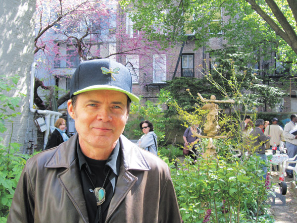 Photo by Lincoln Anderson Jeff Wright in Dias Y Flores garden after the May 5 arbitration meeting, as two other gardeners who don’t approve of his behavior, behind him, looked on warily. 