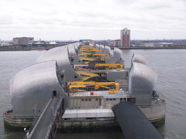 When raised by the yellow cranes, 10 steel gates protect 125 square kilometers of central London from flooding caused by tidal surges.