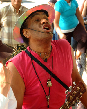 Photo by Gary Behrens Artie Stewart in Washington Square Park singing and sporting his Saturn “halo” hat.