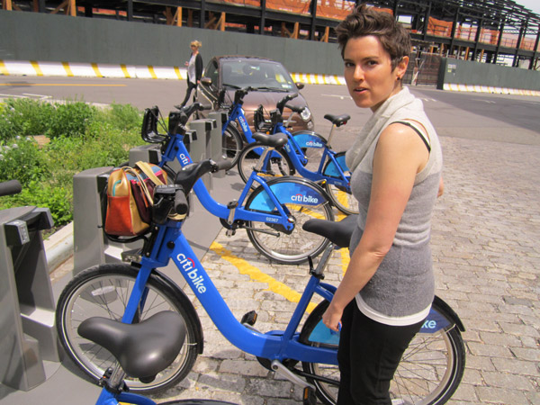 Photos by Lincoln Anderson Dani Simons demonstrated the right way to pull a bike-share cycle out of the dock — lift it with one hand by the back of the seat and just step backward, and it comes out easily. Don’t try pulling it out by the handlebars — it won’t budge.