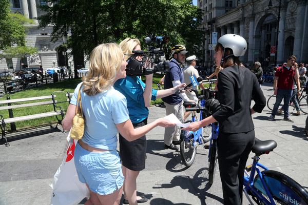 Photo by Jefferson Siegel Petrosino partisan Georgette Fleischer handed D.O.T. big wheel Janette Sadik-Khan a protest letter at Monday’s bike-share launch.