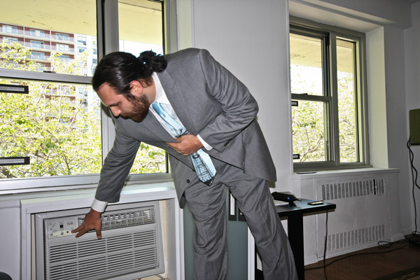 New windows, A/C will help muffle N.Y.U. project din 1 Photos by Tequila Minsky In a Washington Square Village apartment, acoustic consultant Dan Abatemarco demonstrated a time-tested way to mask outside noise — switch on the air conditioner.