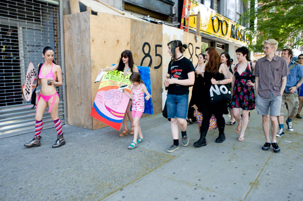 Photo by Andrew Marks (andrewmarksphoto.com) Don’t call it a tour, but DO tip your guide: Rev. Jen (inside sandwich sign) and crew, on the inaugural Troll Stroll.