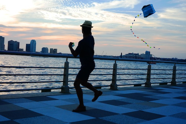 A man tried to get his kite aloft on Tribeca’s Pier 25. But just being out on the pier was elevating in itself.   Photo by Milo Hess 