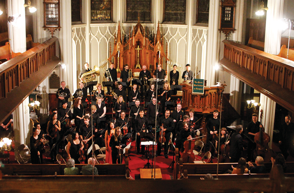 Victor Garber narrates “The Night Before Christmas,” at The Chelsea Symphony’s annual holiday concert. PHOTO BY WAI NG