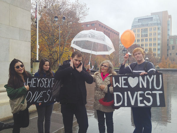 N.Y.U. alumni, with student activists in Washington Square, placed calls to President John Sexton’s office on Friday, urging that the university divest from major fossil fuel corporations.