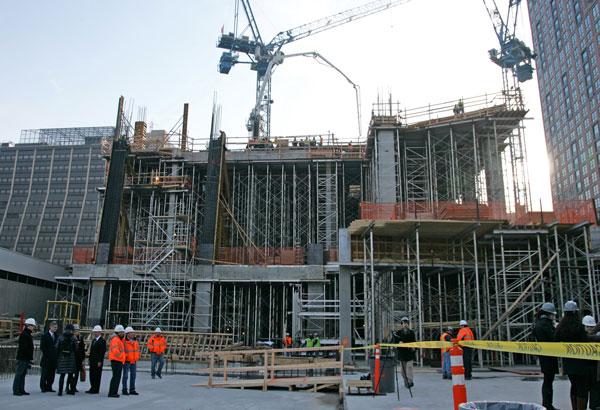 Tall Cake, Short Break: Celebrating Year One of Hudson Yards Project 2 The 10 Hudson Yards tower currently stands at three stories, but will rise to 52 stories upon completion (expected by the summer of 2015).
