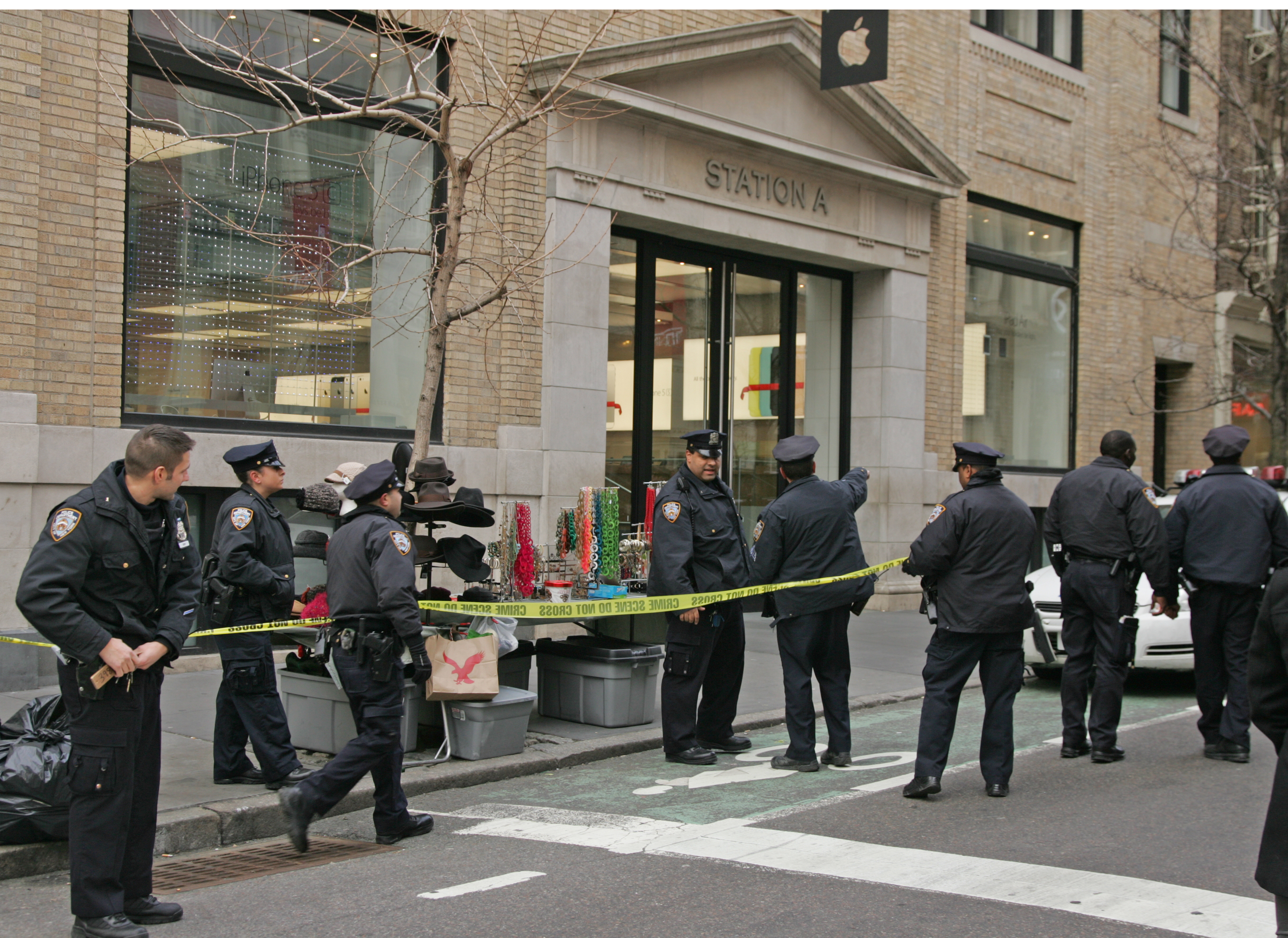 Police cordon off the area in front of the Apple Store on Prince St. around 2:10 p.m. after having cleared the sidewalk.  Photos by Sam Spokony