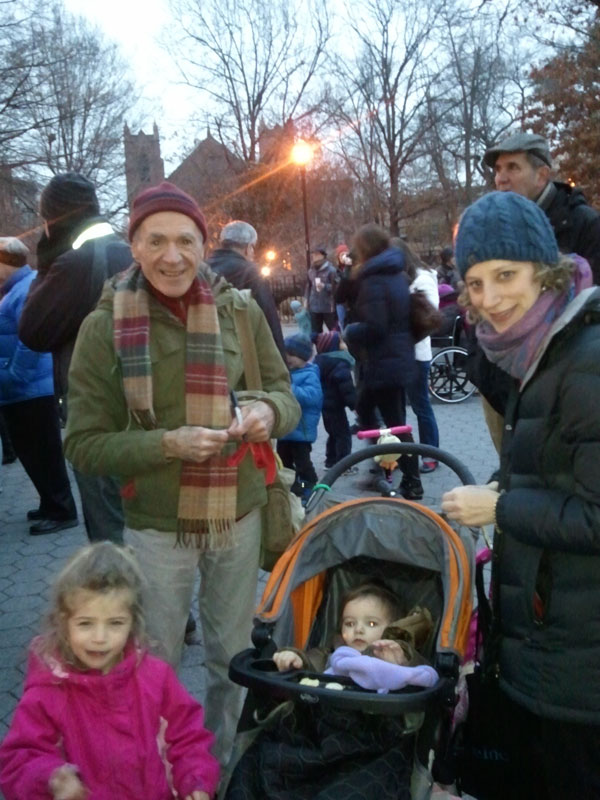 Albert Fabozzi handing out raffle tickets to Melanie Kletter and her two daughters, Julia and Layla, at the tree-lighting event.  Photo by HEATHER DUBIN
