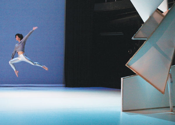 Just Do Art, Week of Jan. 29, 2014 3 Photo by Steven Schreiber Sound and movement are used to explore the undiscovered country, in “The Futurist” (Feb. 5/6, as part of CULTUREMART). See page 15.