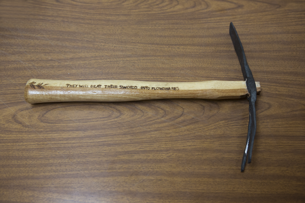 The finished mattock, made from the gun barrel of a Remington rifle.  Photo by Béatrice de Géa