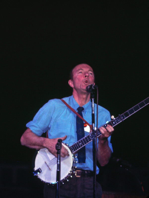 Photo by Jefferson Siegel Pete Seeger in fall 1968 performing at a rally for U.S. Senate candidate Paul O’Dwyer at Madison Square Garden.