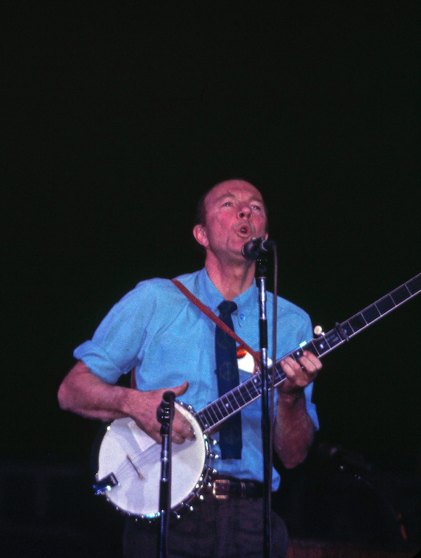 Pete Seeger, Folk Singer, Activist Icon, Dies at 94 1 Photo by Jefferson Siegel Pete Seeger in fall 1968 performing at a rally for U.S. Senate candidate Paul O’Dwyer at Madison Square Garden.