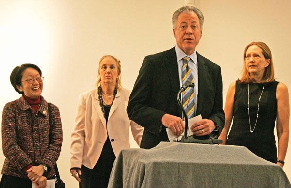 New group named to bridge disagreement over Seaport development 1 Downtown Express photo by Sam Spokony Seaport developer Chris Curry of Howard Hughes Corp. joined with Councilmember Margaret Chin, left, Gail Brewer, Manhattan borough president, and Catherine McVay Hughes of Community Board 1 to announce the members of the Seaport Working Group.
