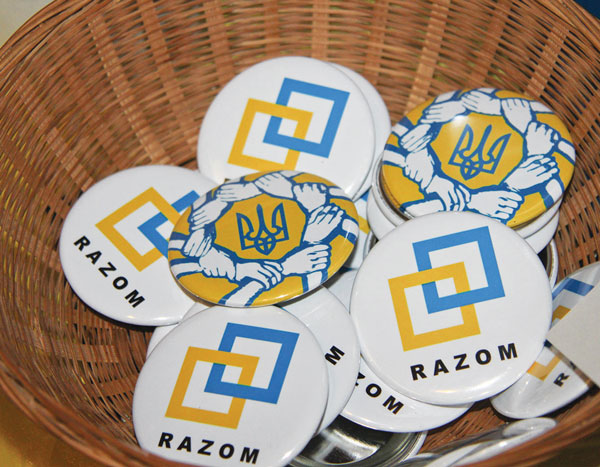 Ukrainians rejoice at revolution yet mourn Maidan’s fallen heroes 2 Buttons for Razom, which means “Together.”