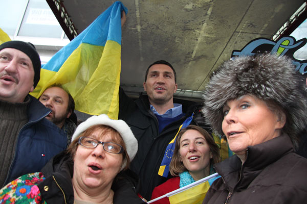 Heavyweight champ Vladimir Klitschko — the huge guy in the rear — held aloft the Ukrainian flag and rallied with local “Ukes” on Second Ave. in the East Village on Monday.   Photo by Tequila Minsky