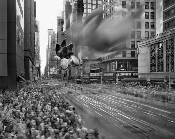 All the City’s a Stage, its Pedestrians Major Players 2 © Matthew Pillsbury, courtesy Bonnie Benrubi Gallery “Macy’s Thanksgiving Day Parade, New York, 2011.”
