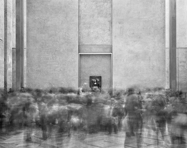 All the City’s a Stage, its Pedestrians Major Players 3 “La Joconde, Salle des Etats, Musée du Louvre, Paris, 2008.” © MATTHEW PILLSBURY, COURTESY BONNI BENRUBI