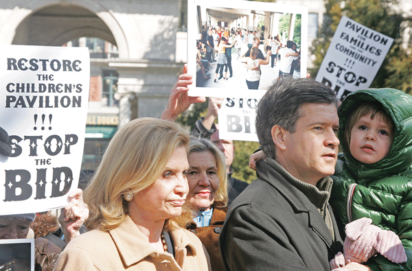 State Senator Brad Hoylman and his daughter, Sylvia, rallied against the Union Square pavilion restaurant on March 9, alongside U.S. Congressmember Carolyn Maloney and other elected officials.  Photos by Sam Spokony