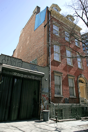 The Merchant’s House staff, as well as leading preservationists, say construction on the property to the west of the museum, currently home to a one-story building, will surely wreak havoc on the nearly 200-year-old building’s original ornate plasterwork.