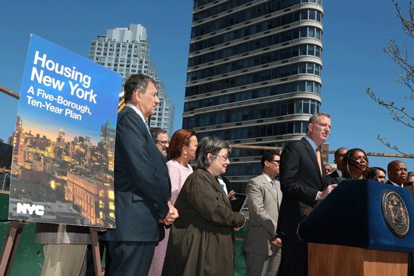 Photo by Ed Reed, for the Office of Mayor Bill de Blasio At an affordable housing construction site in Fort Greene, Mayor Bill de Blasio announces the bold goals of “Housing New York: A Five-Borough, Ten-Year Plan.”