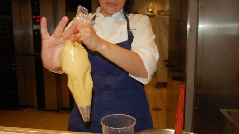 Éclair recipe from Bouchon Bakery 26 Spoon chilled pâte á choux dough into a pastry bag that is fitted with a French Star Tip (Bouchon recommends the Ateco #867).