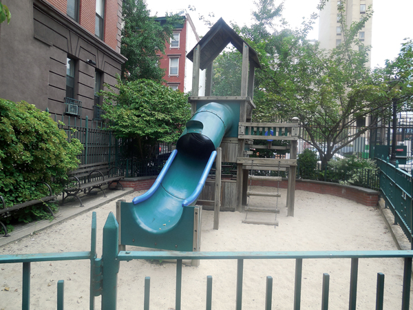 Your $2 Trip to an Urban Oasis: Key Parks of Hell’s Kitchen 8 Bob’s Park has this jungle gym as a distinguishing feature.