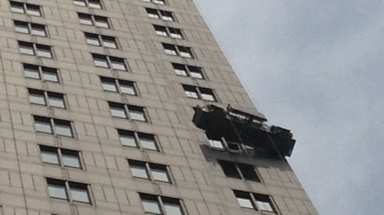 Manhattan window washers rescued 21 stories above ground after scaffolding malfunctions 2 A view of the scaffolding that malfunctioned