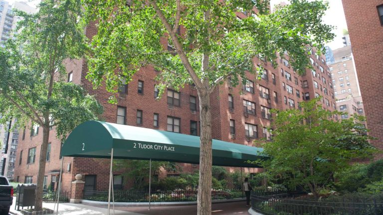 2 Tudor Place is part of Tudor City, which is known as the first residential skyscraper complex in the world. It runs from 40th to 43rd streets between First and Second avenues and features the hidden gem of a green space, Tudor City Greens.