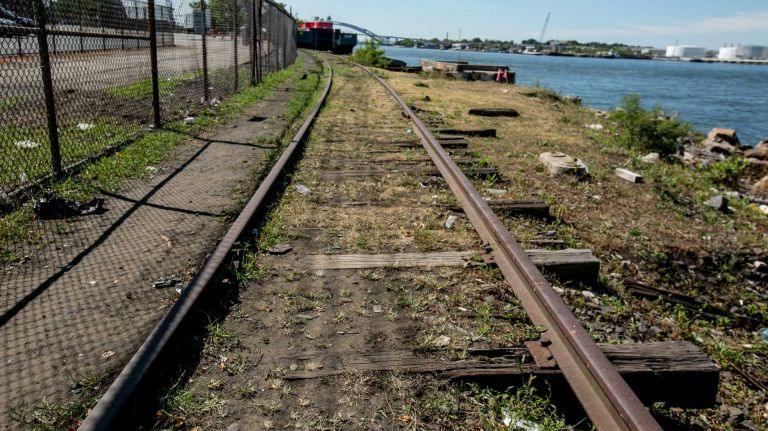Outer boro transit dreams: A wishlist of service improvements 2 Railroad tracks on the north shore of Staten Island.