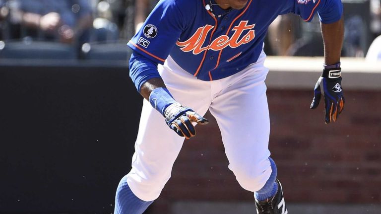 New York Mets right fielder Curtis Granderson runs on his single against th Washington Nationals in the fourth inning of a baseball game at Citi Field on Sunday, September 14, 2014.
