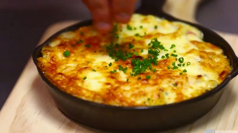 MacBar's Michael Ferraro makes Lobsta' Mac. 