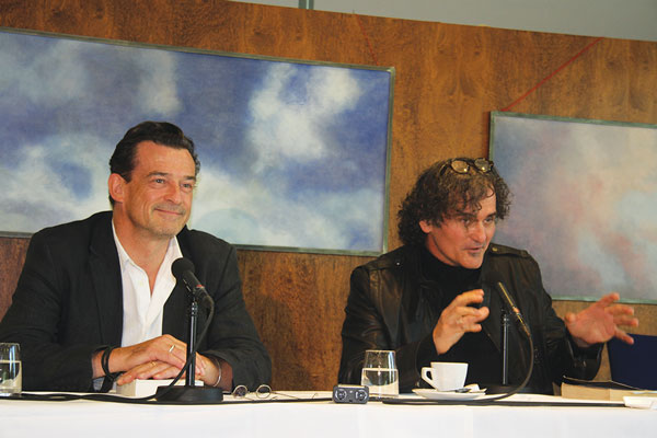 L.E.S. rocks the Sprach 1 American author Alan Kaufman, right, and German actor Thomas Saracher, who read aloud from a book of Kaufman’s translated into German. PHOTO BY CLAYTON PATTERSON