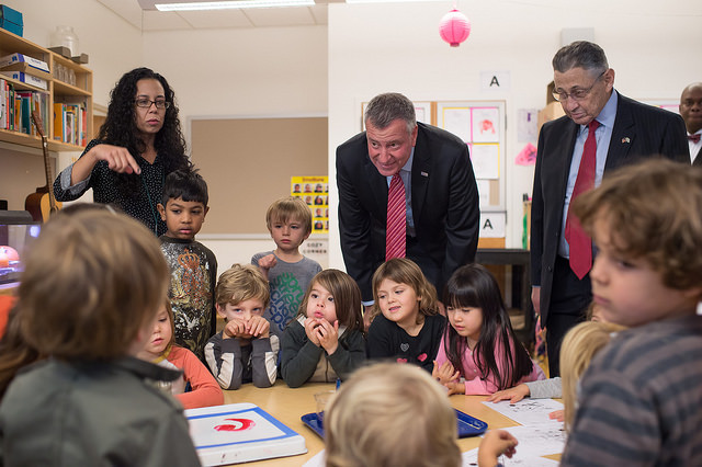 Photo courtesy of the mayor’s office Mayor de Blasio and Assembly Speaker Sheldon Siver visited Spruce Street School’s pre-K program last week. 