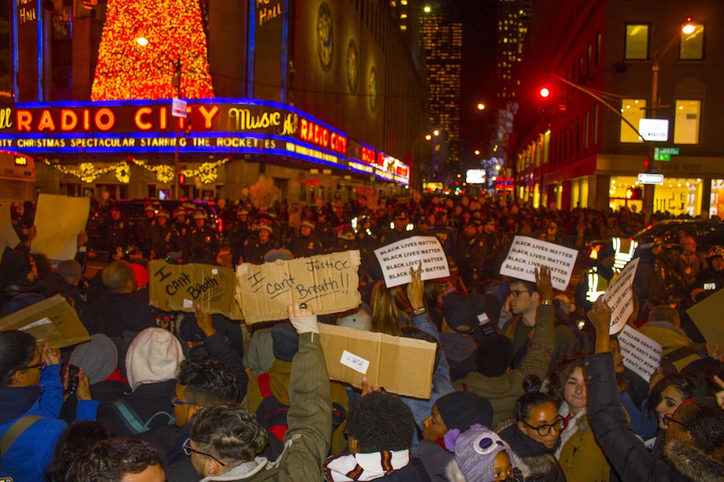 Protesters fill the streets after no indictment of ‘chokehold cop’ in Eric Garner’s death 1 On Wednesday evening, police blocked protesters from reaching the Rockefeller Center tree-lighting ceremony. Photos by Zach Williams