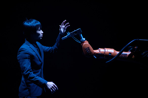 Man and machine do the Fred and Ginger thing, in “Huang Yi & Kuka.”  Photo by Summer Yen