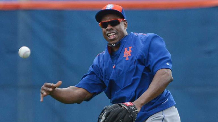 Mets outfielder Curtis Granderson catches fly balls during a spring training workout Tuesday, Feb. 24, 2015.