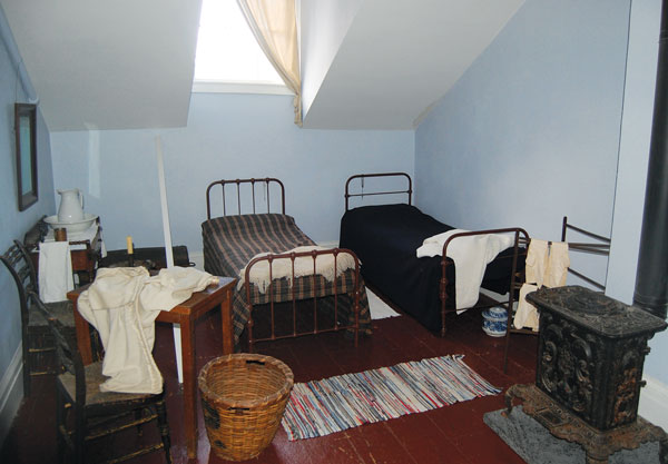 Just Do Art: The Irish Edition 1 Courtesy of Merchant’s House Museum Up a steep and very narrow stairway: the Merchant’s House Museum walking tour includes a visit to the fourth floor (Irish) servants’ quarters.