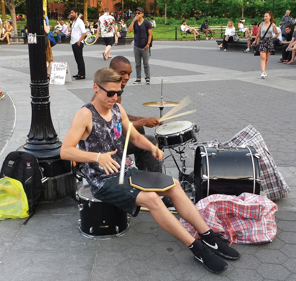 Between shows by Tic and Tac, a drummer with a practice pad, which was coated with rubber so as not to make noise, sat in and jammed with L.C. The player’s raps on the drum pad just made a clicking sound, not a loud drumbeat.